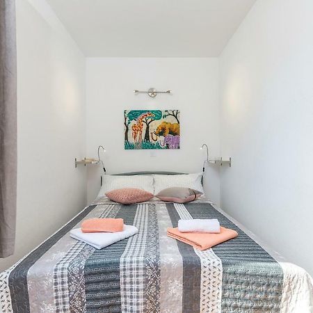Apartment Sara ロヴィニ エクステリア 写真