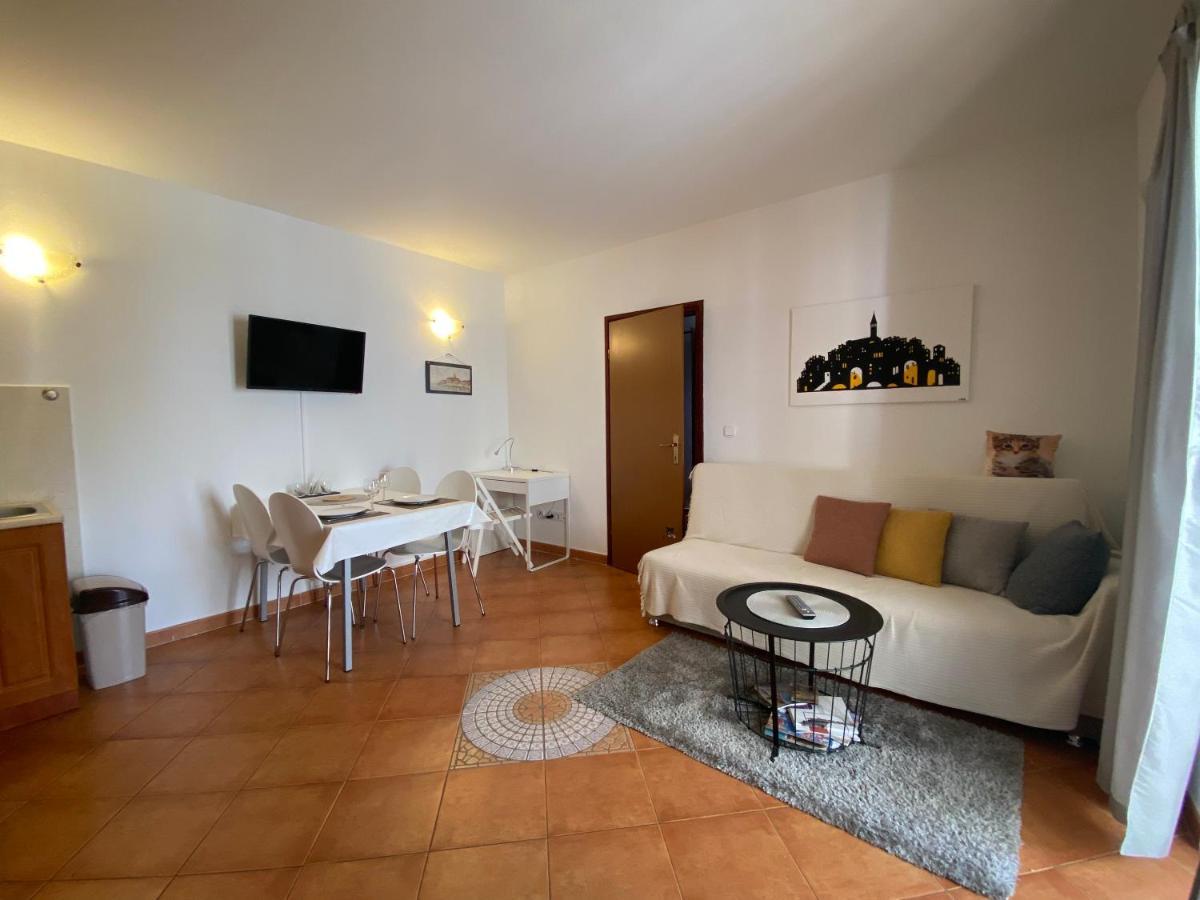 Apartment Sara ロヴィニ エクステリア 写真